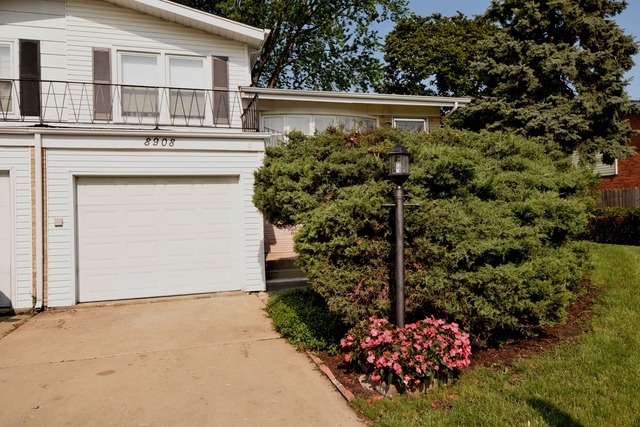 8908 Robin Dr, Des Plaines, IL 60016 photo 2