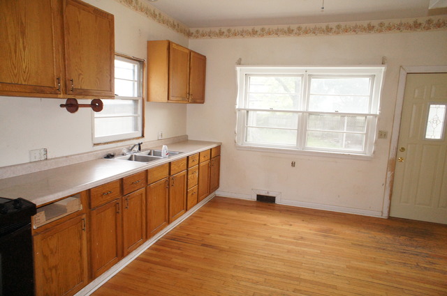 607 Hinman St, Aurora, IL 60505 photo 2