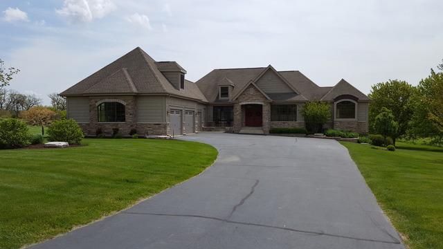 8897 Overlook Dr, Roscoe, IL 61073 photo 1