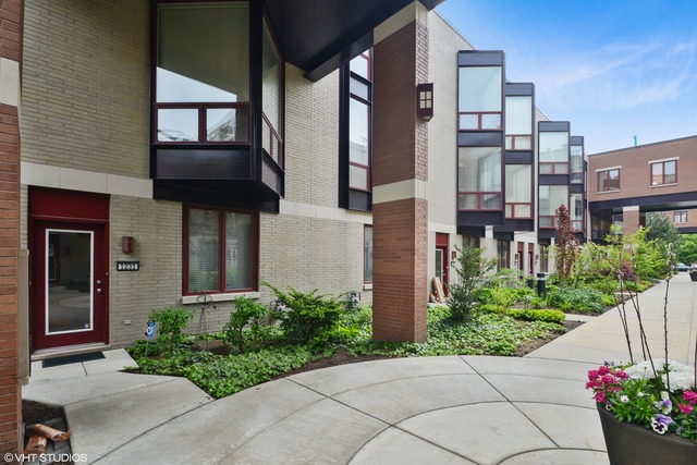 1231 W Cottage Pl, Chicago, IL 60607 photo 1