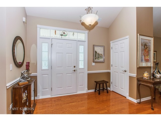 1004 Pinehurst Ct, Elgin, IL 60124 photo 2