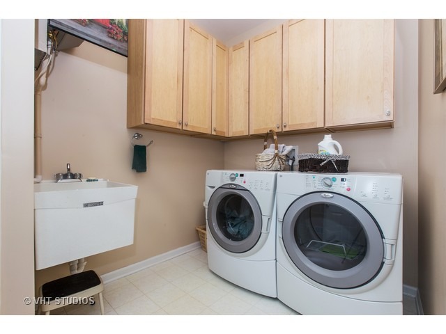 1004 Pinehurst Ct, Elgin, IL 60124 photo 13