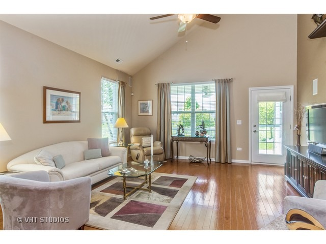 1004 Pinehurst Ct, Elgin, IL 60124 photo 4