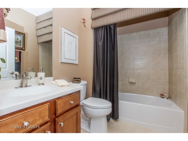 1004 Pinehurst Ct, Elgin, IL 60124 photo 12