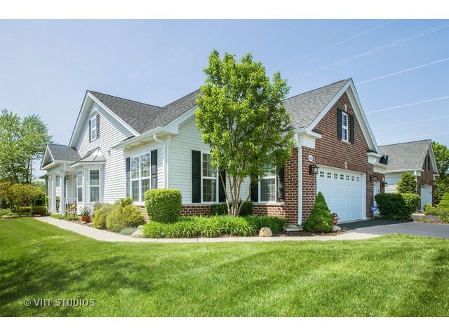 1004 Pinehurst Ct, Elgin, IL 60124 photo 1