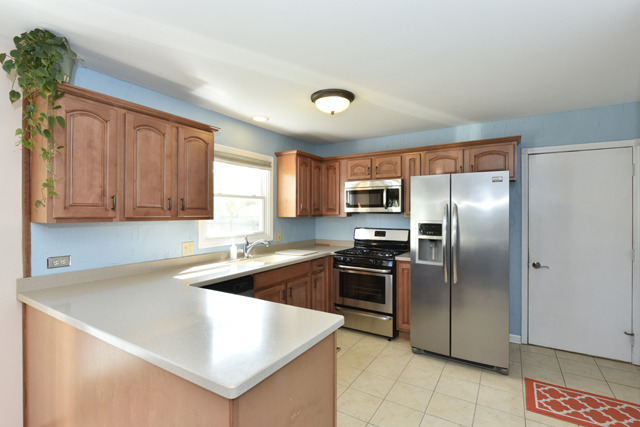 5273 Beechwood Ave, Gurnee, IL 60031 photo 2