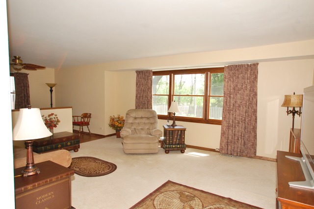 1435 Devonshire Ln, Hoffman Estates, IL 60169 photo 3