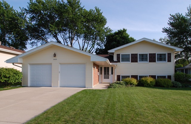 1435 Devonshire Ln, Hoffman Estates, IL 60169 photo 1
