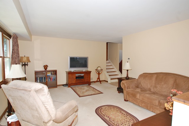 1435 Devonshire Ln, Hoffman Estates, IL 60169 photo 4