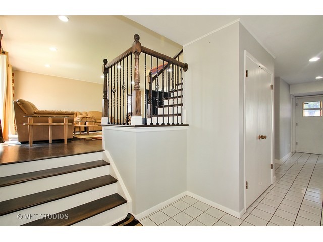 1572 Webster Ln, Des Plaines, IL 60018 photo 2