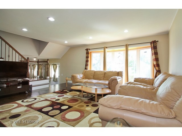 1572 Webster Ln, Des Plaines, IL 60018 photo 3
