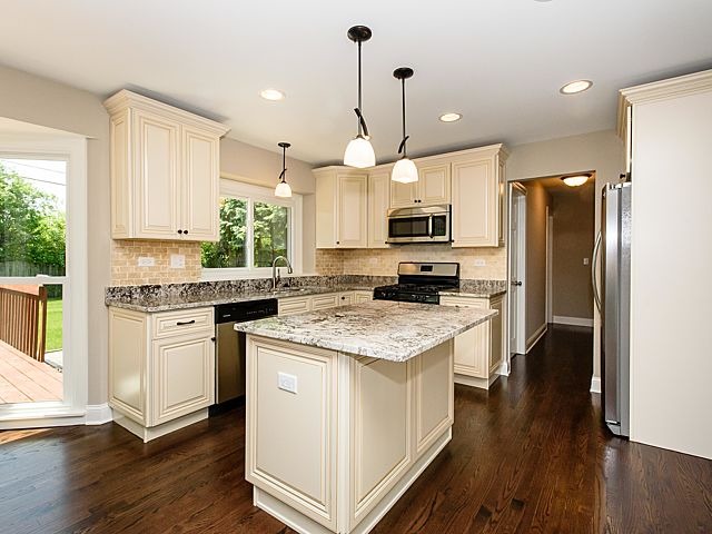 1002 Dorset Dr, Wheaton, IL 60189 photo 2
