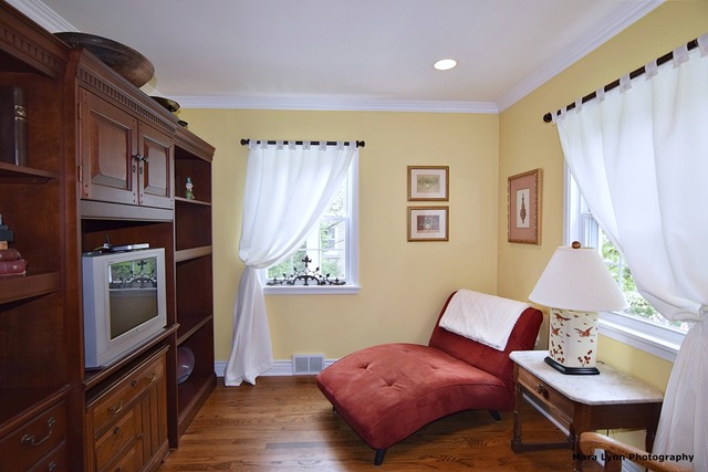 1015 Wheaton Pl, Wheaton, IL 60187 photo 4