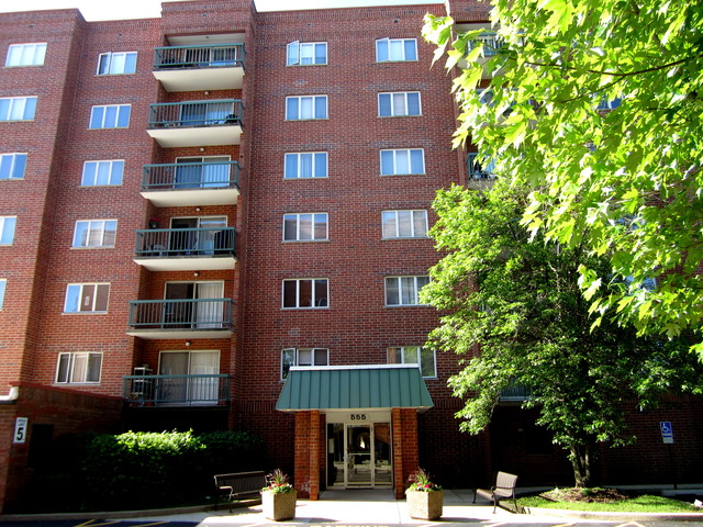 555 S River Rd #506, Des Plaines, IL 60016 photo 1