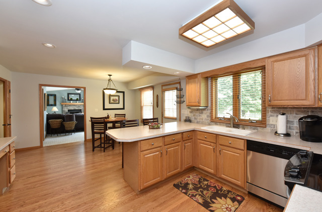 609 Cavin Ave, Winthrop Harbor, IL 60096 photo 2