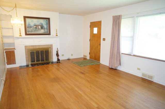 801 E Oak St, Addison, IL 60101 photo 2