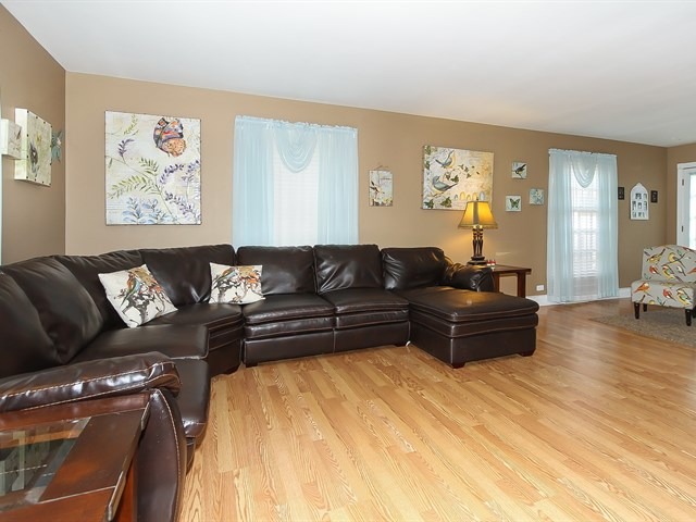 425 Hubbard Ave, Elgin, IL 60123 photo 4