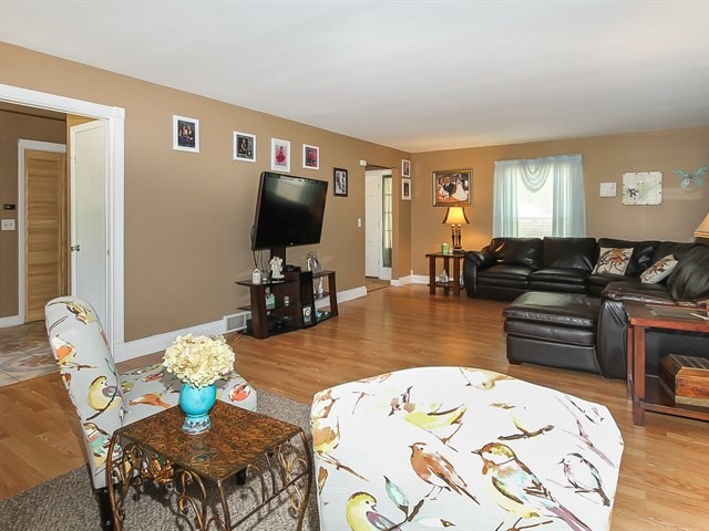 425 Hubbard Ave, Elgin, IL 60123 photo 6