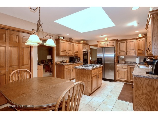 216 E Oak Dr, Elburn, IL 60119 photo 3