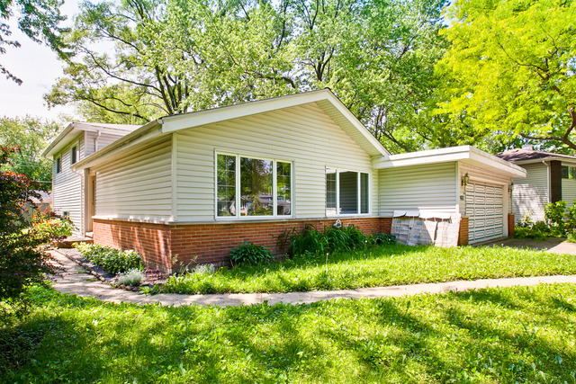 1923 E Pawnee Ln, Mount Prospect, IL 60056 photo 1