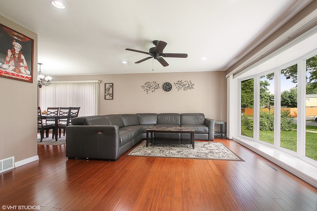 364 Dover Dr, Des Plaines, IL 60018 photo 2