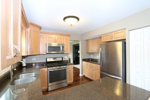 1301 Darlington Ct, Hoffman Estates, IL 60169 photo 8