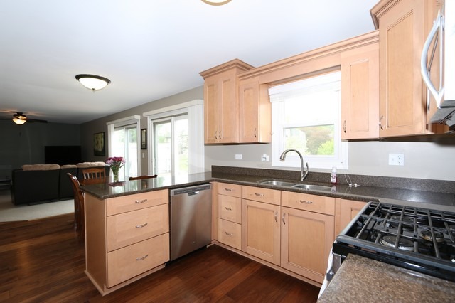 1301 Darlington Ct, Hoffman Estates, IL 60169 photo 10