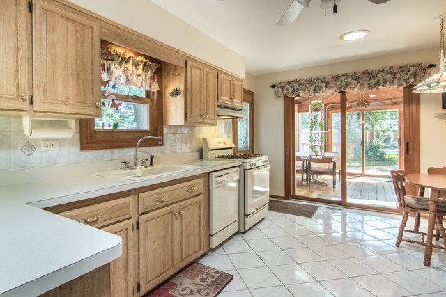 361 Pinehurst Dr, Des Plaines, IL 60016 photo 5