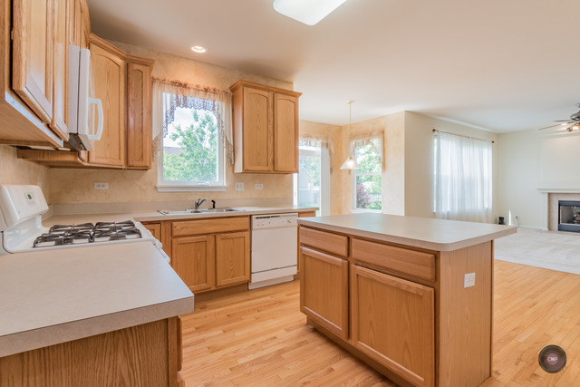 406 Hackney Ln, Oswego, IL 60543 photo 8