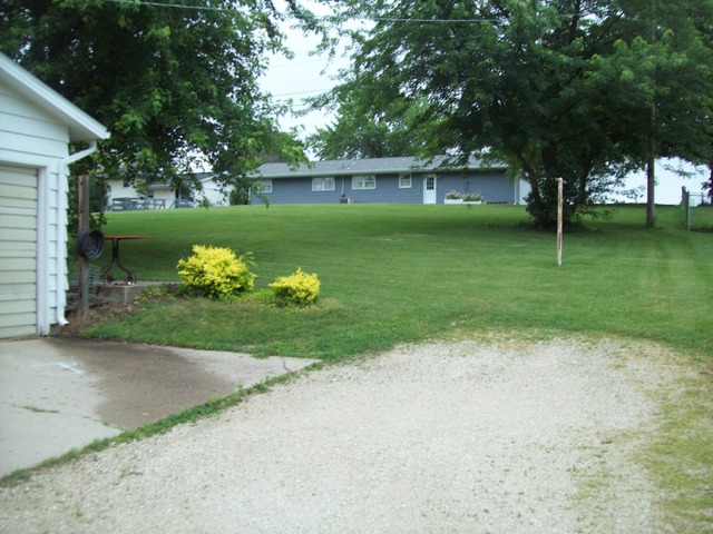 115 Stephens Ave, Walnut, IL 61376 photo 3