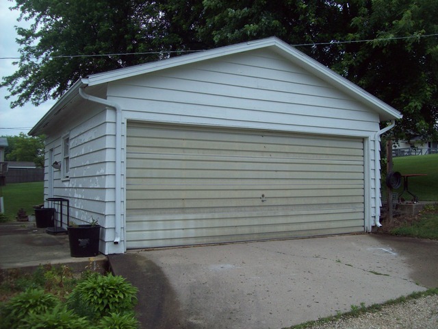 115 Stephens Ave, Walnut, IL 61376 photo 2