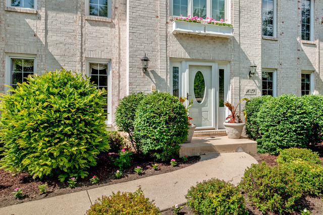 1029 Robbins Ct, Wheaton, IL 60187 photo 2
