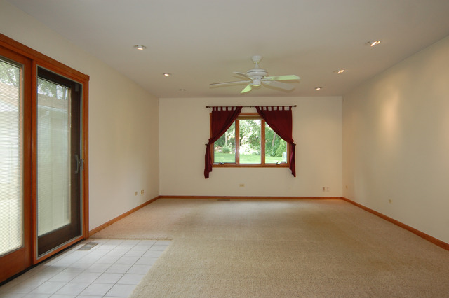 1410 Gentry Rd, Hoffman Estates, IL 60169 photo 2