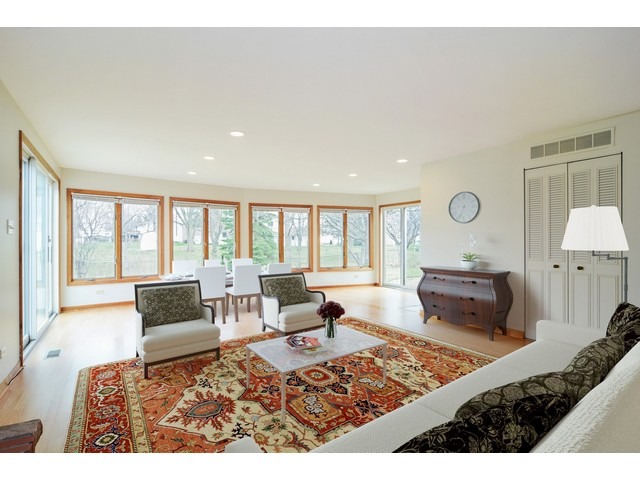 3575 Winston Dr, Hoffman Estates, IL 60192 photo 2