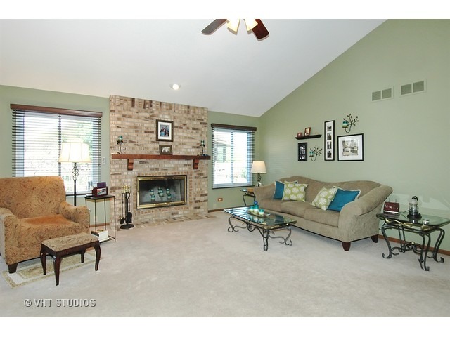 1171 Sawmill Ln, Algonquin, IL 60102 photo 2