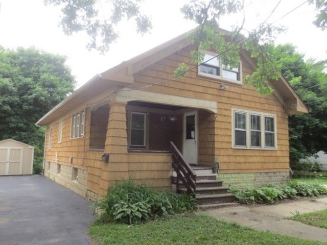 927 Douglas Ave, Aurora, IL 60505 photo 2