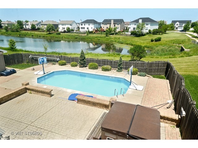 401 Hackney Ln, Oswego, IL 60543 photo 2