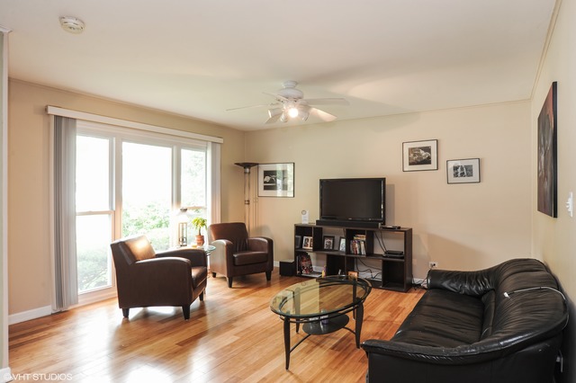 527 E Merle Ln E, Wheeling, IL 60090 photo 3