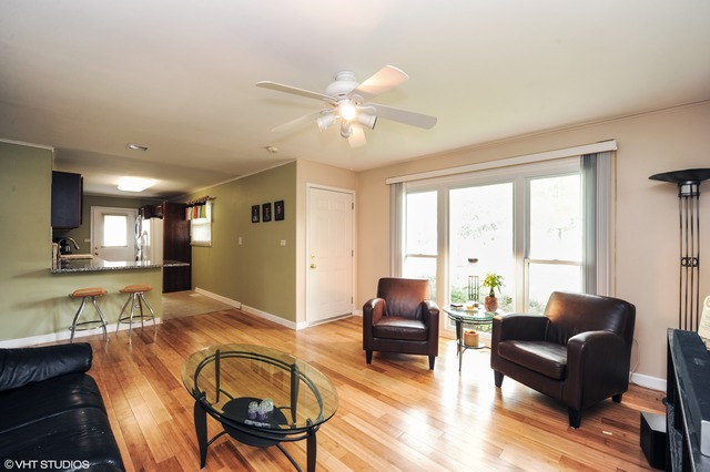 527 E Merle Ln E, Wheeling, IL 60090 photo 2