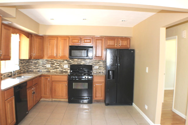 680 Illinois Blvd, Hoffman Estates, IL 60169 photo 3