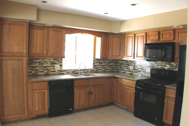 680 Illinois Blvd, Hoffman Estates, IL 60169 photo 4