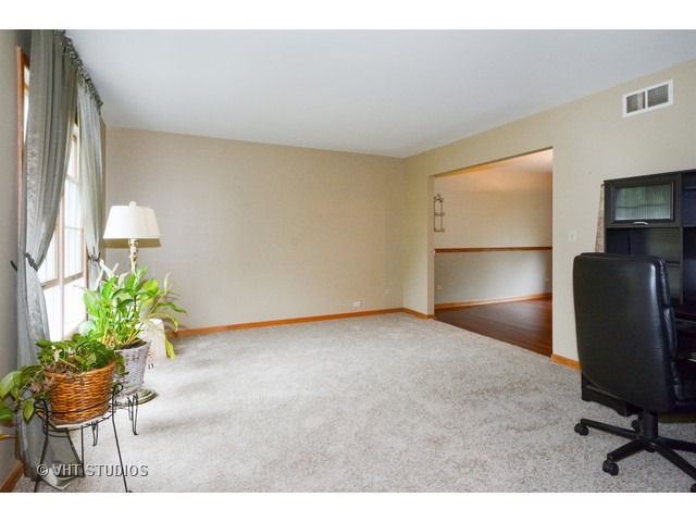24048 Heather Ct, Plainfield, IL 60585 photo 2