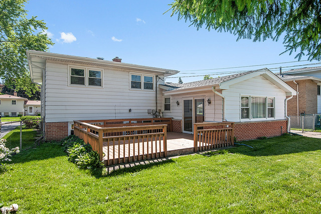 1434 Phoenix Dr, Des Plaines, IL 60018 photo 2