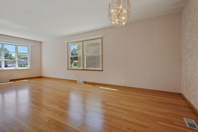 1434 Phoenix Dr, Des Plaines, IL 60018 photo 4