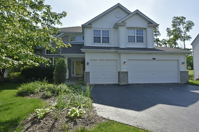 60 Bridlepath Dr, Lindenhurst, IL 60046 photo 1