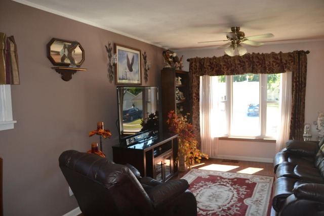 527 Devonshire St, Dixon, IL 61021 photo 2
