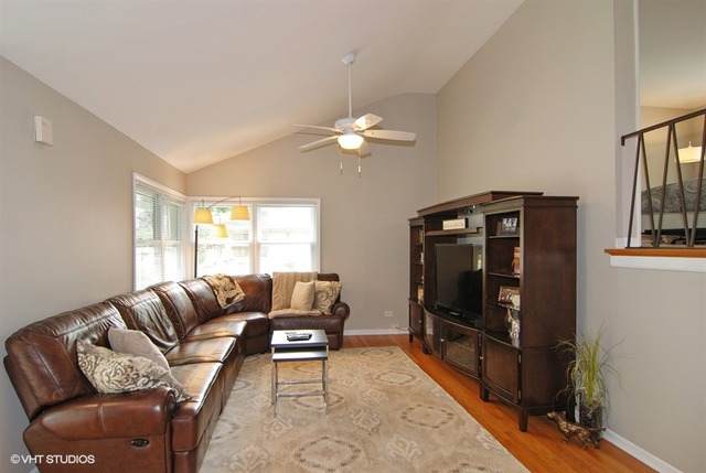 557 E Park Ave, Elmhurst, IL 60126 photo 2