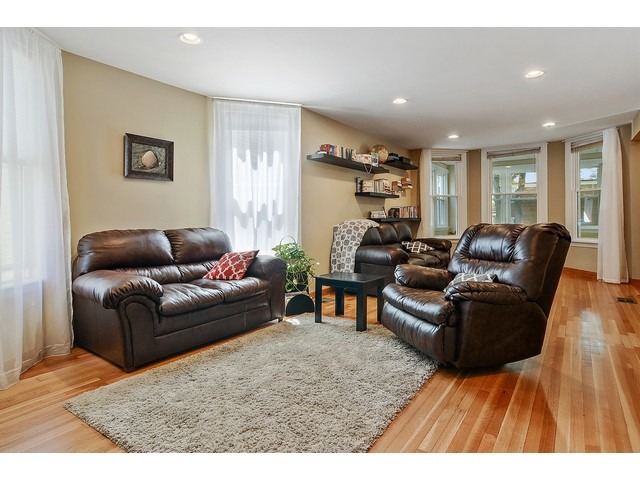  2116 W Berwyn Ave, Chicago, IL 60625 photo 2