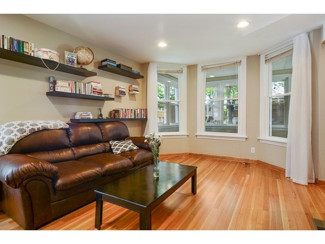  2116 W Berwyn Ave, Chicago, IL 60625 photo 3