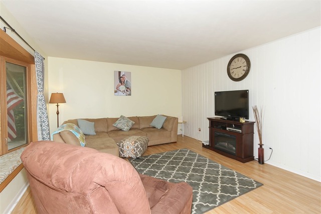 160 S Jane Dr, Elgin, IL 60123 photo 3